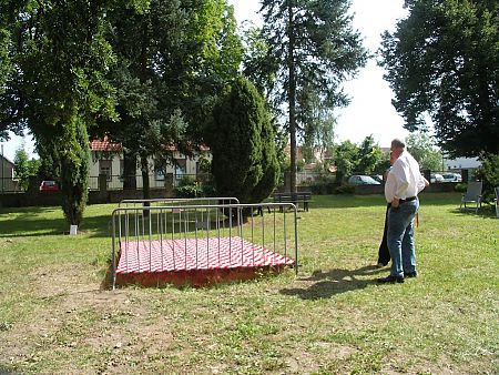 wer anderen eine Grube gräbt