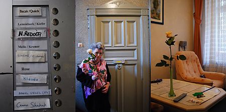 Rosige Zeiten für Neukölln! Frau Rose bekommt eine Rose!